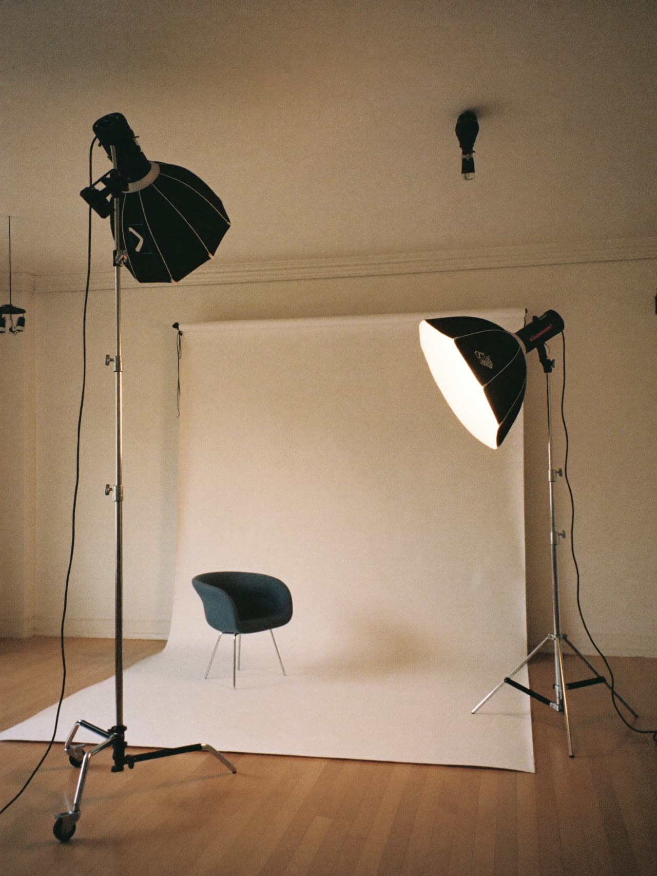 Fotostudio mit Hohlkehle, Softboxen und Design-Sessel